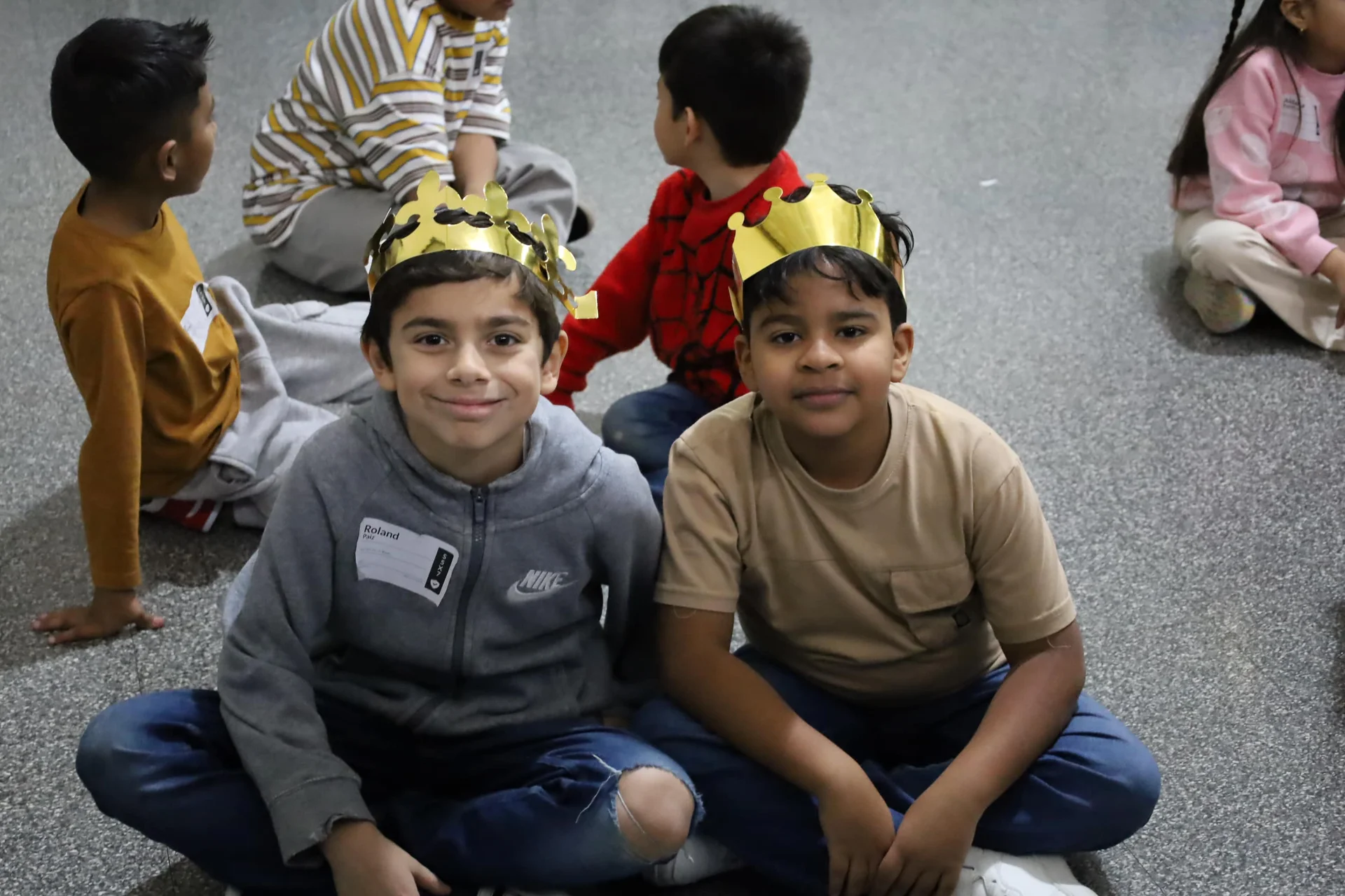 Niños felices en la iglesia